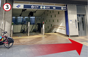 仙台市営地下鉄「仙台駅 西口1」の入口が左手に見えてきますので、そのまま直進します。交差点を2回渡ります。