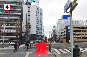 南町通りと、東二番丁通りの交差点を「北日本銀行」から「仙台トヨペット車画廊一番町店」方向へ渡ります。